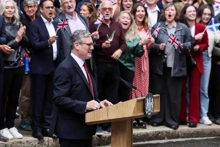 英国前首相斯塔默虽然已经下台，但是却没有放弃继续“搞事”。据悉，英国政府通过了一