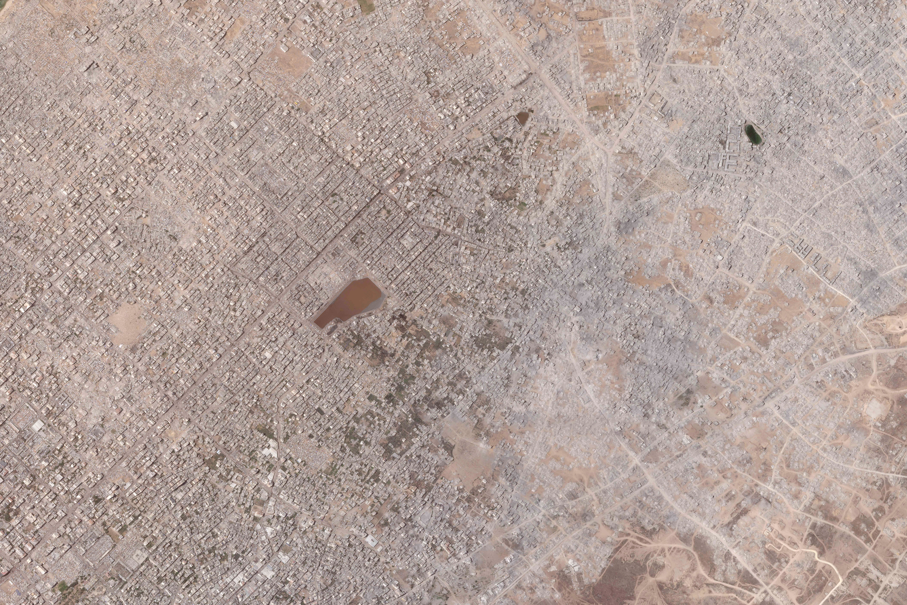 【卫星图像显示：#以色列正在加沙扩建军事工事#】据卡塔尔半岛电视台网站4月19日