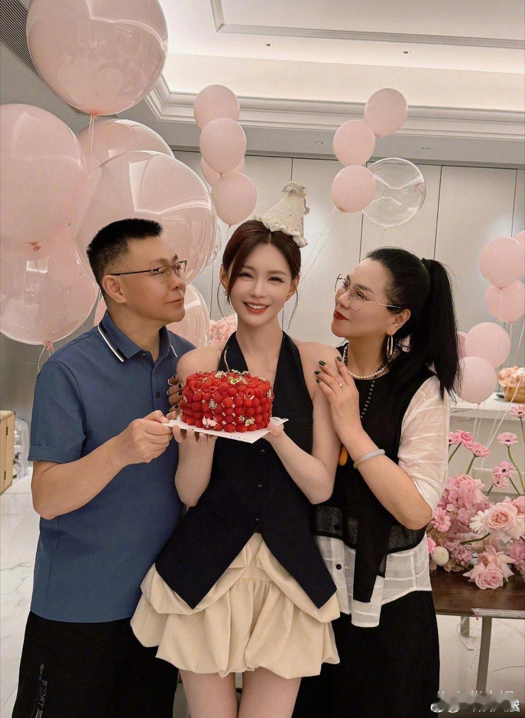 窦靖童自带松弛感，被沈梦辰提问后下意识惊呼，鲜活可爱圈粉无数沈梦辰问窦靖童会不会