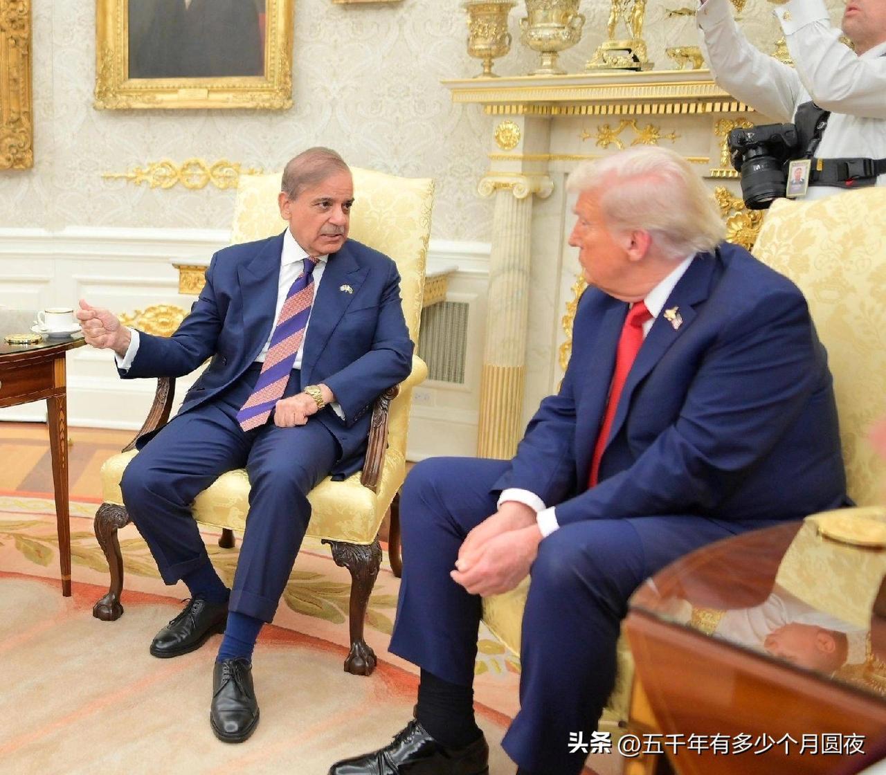 巴基斯坦总理谢里夫对特朗普说：您真是南亚的救星。
尽显阿谀奉承、卑躬屈膝，如此趋