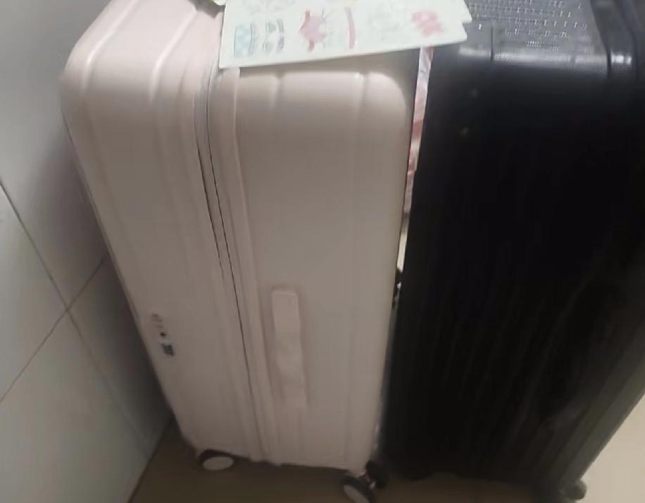 才发现行李箱的尺寸居然是虚的！🤯
想买28寸行李箱，客服一直劝女孩子26寸就够