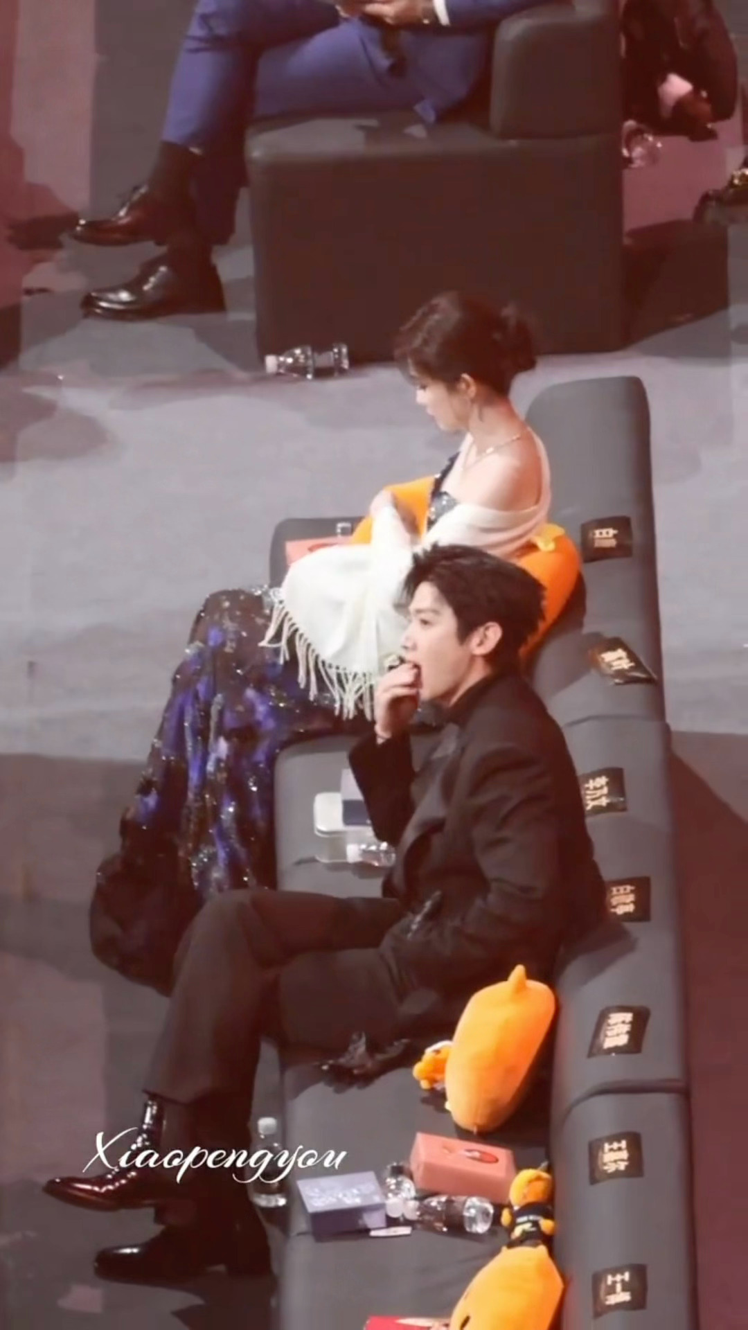 哈哈哈哈哈哈我上课偷吃东西就白敬亭这样： 