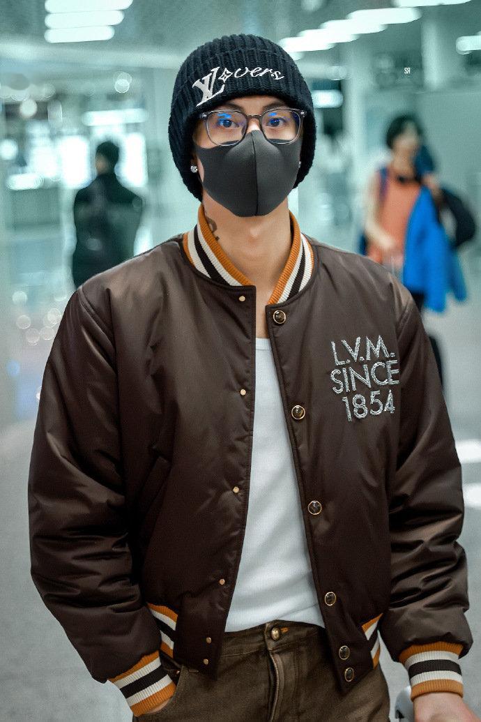 王鹤棣到巴黎王鹤棣已到巴黎 王鹤棣已到巴黎，是一直在给粉丝打招呼的棣棣啊，酷感贵