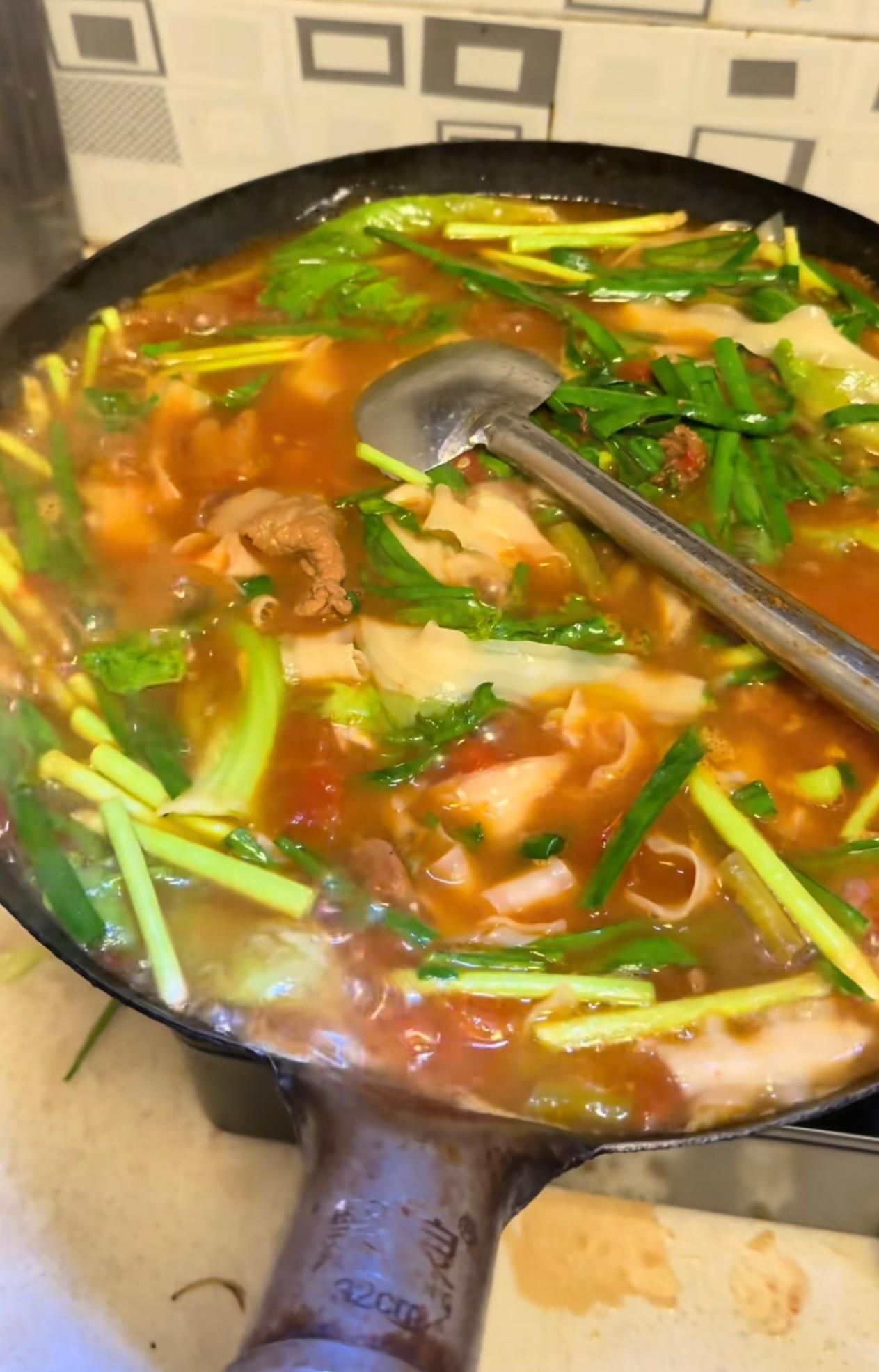 河南人骨子里，藏着对面食的执念。
我大娘大爷三餐都离不开面食。

在外漂泊才明白