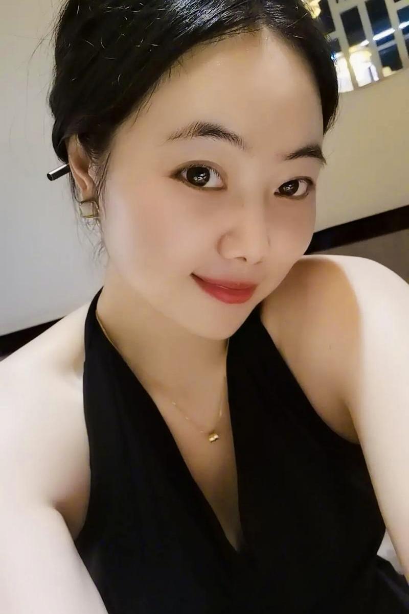 男人刚把妻子送到公司 
没想到下一秒
却在路上看到了妻子的车，此时男人很是疑惑，