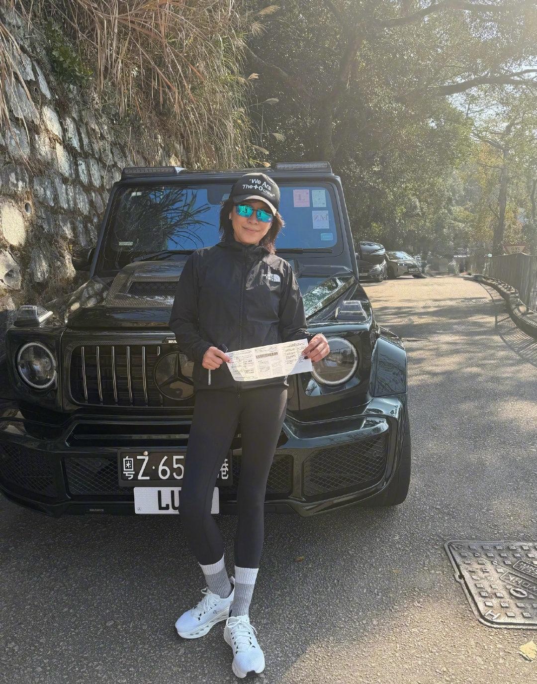 冬天穿黑色，如何穿才有个性？不妨看看刘嘉玲的黑色穿搭，也许灵感就来了呢……

刘