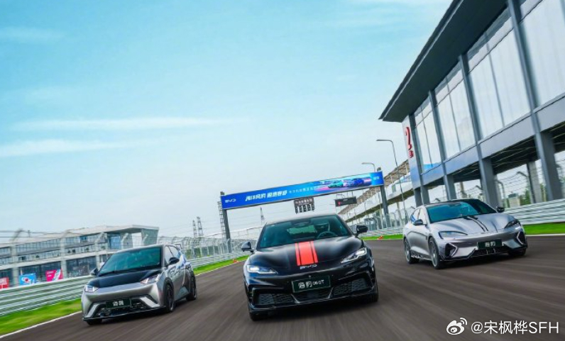 海豹06GT赛道开燥实力炸场 近日，比亚迪海洋品牌在郑州比亚迪全地形赛车场举办首