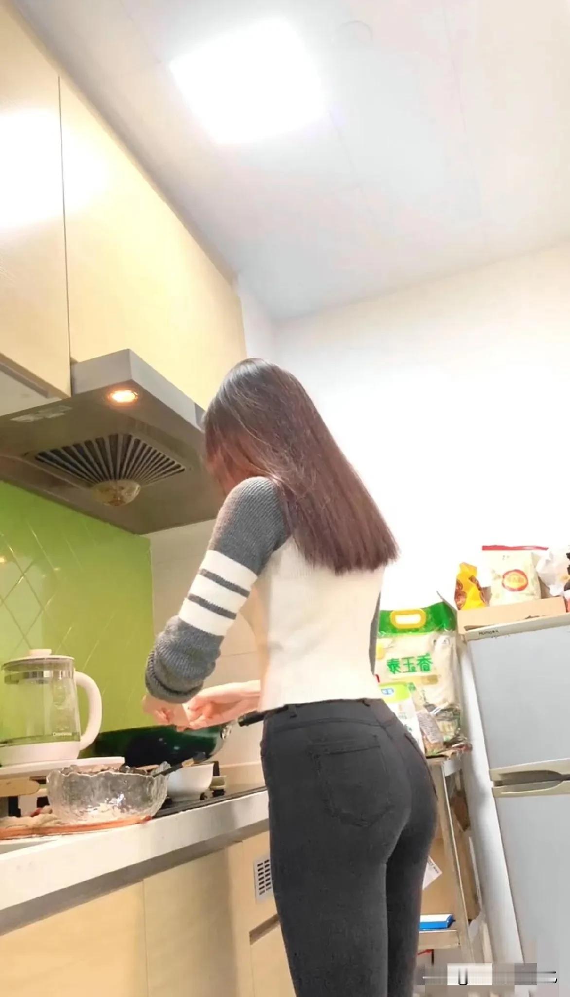 今晚来到了表姐家，表姐为我做了很多好吃的菜。太开心了