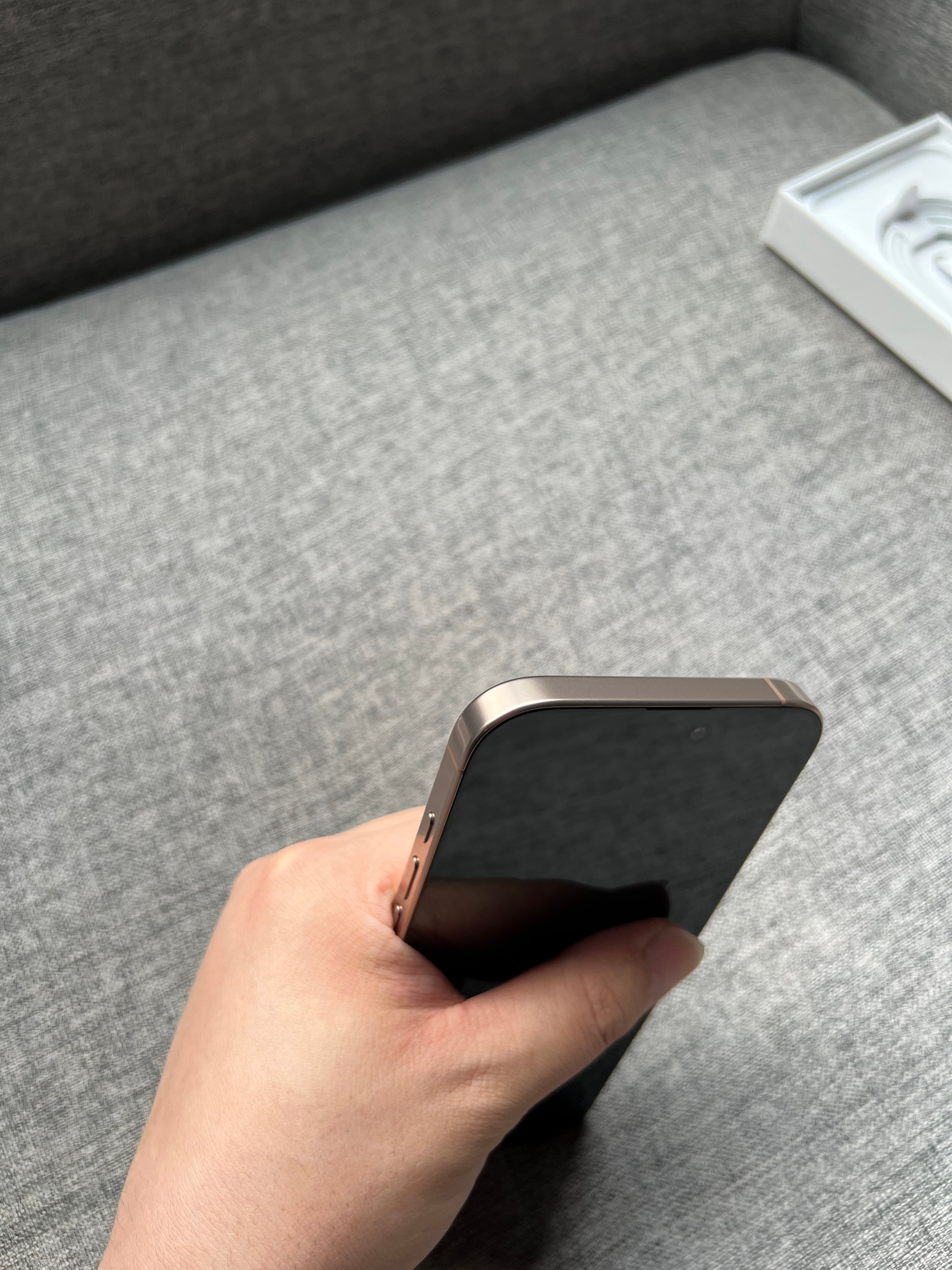 港行双卡iPhone16 Pro Max 1TB沙漠色，屏幕完美，中框轻微划痕，