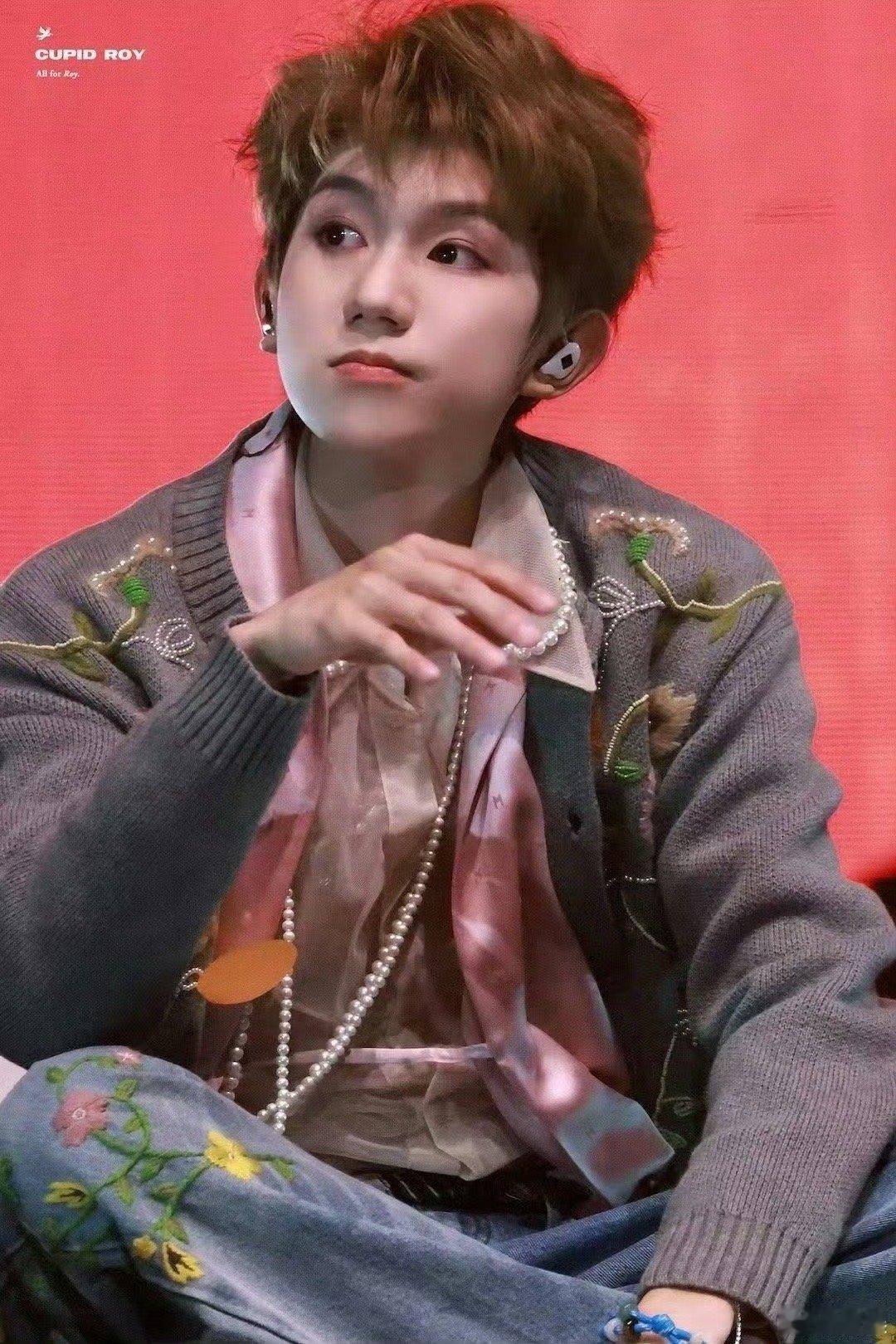 王源翻唱对面的女孩看过来九敏🆘，谁家的小甜豆跑出来了啊! 