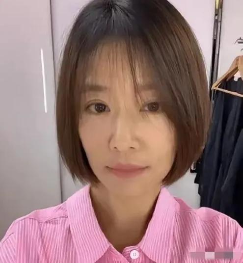 几乎素颜出镜的林心如丝丝缕缕的柔发覆额，发际线后移，龙眉凤目，脸型狭长，唇型美观