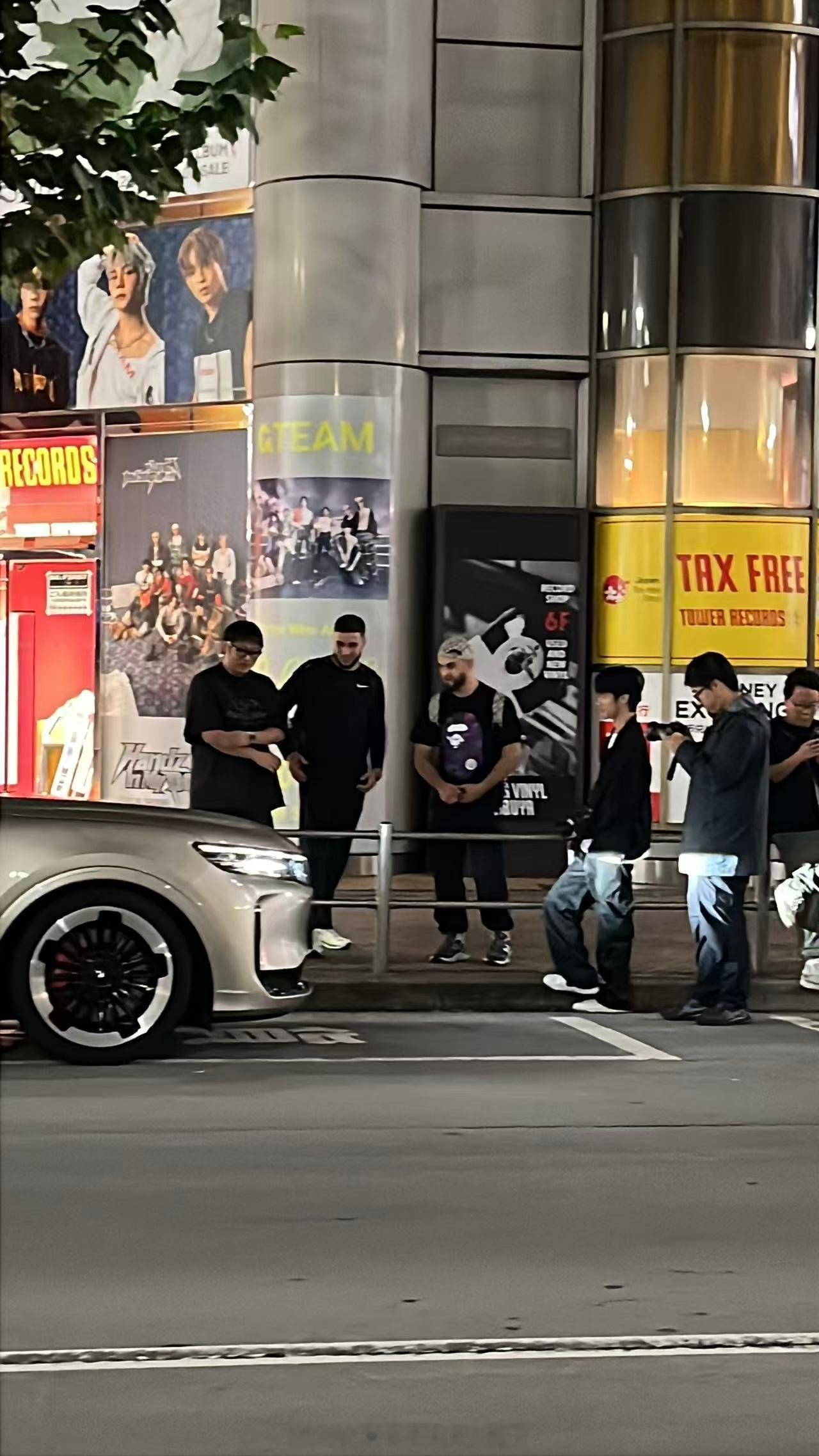 看到岚图FREE+在日本街头被外国友人围观，这种感觉真的挺提气的！说明咱们中国车