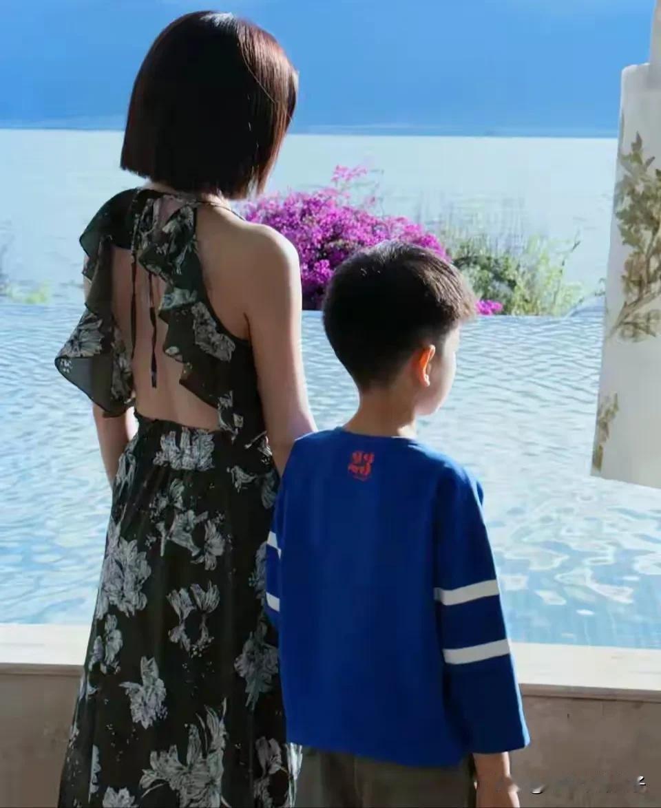 陈妍希的生日，过的有些孤单！
5月31日，陈妍希迎来41岁生日，晒出与儿子的背影
