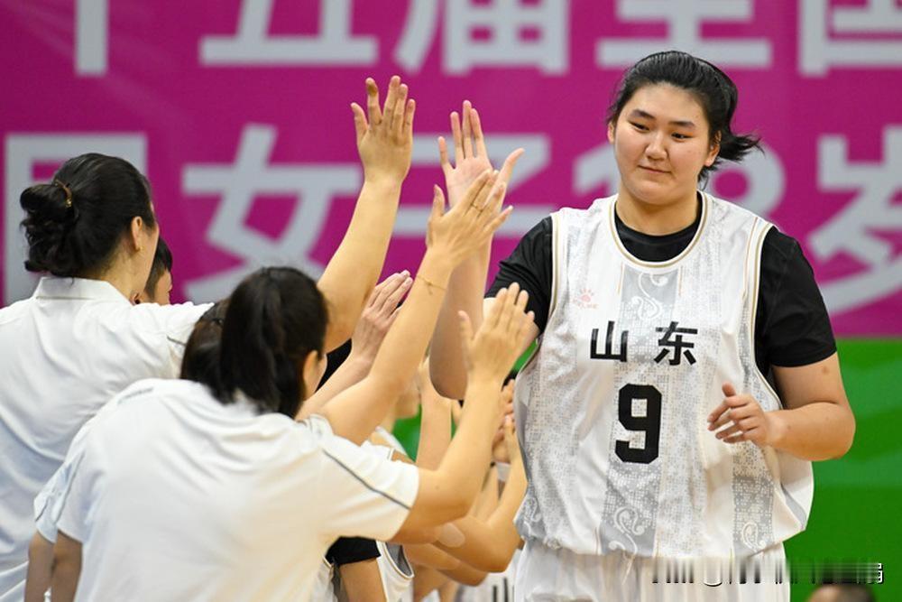 张子宇正式登陆WCBA
北京时间12月28日，张子宇正式加盟山东高速女篮，这位1