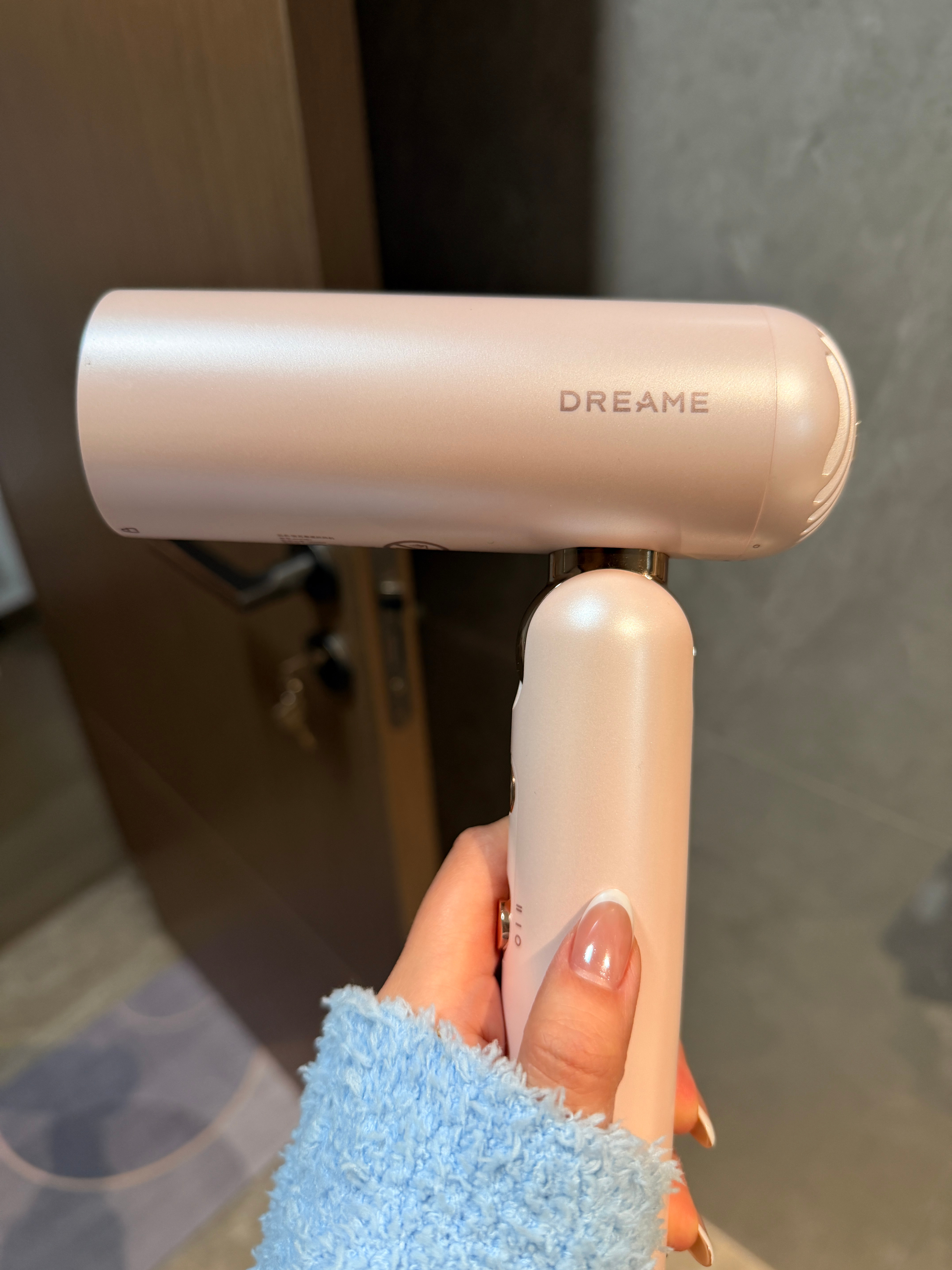 你还别说，那个要造车的追觅品牌，他们家吹风机还怪好用的呢！而且折叠起来特方便，适