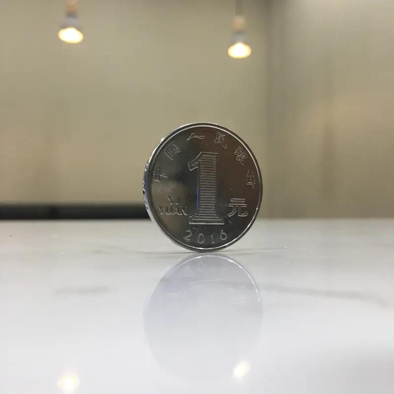 乘客投一毛钱坐车，钱落在挡板上，司机看的一清二楚，叫过来补票了，坐个车能省多少钱