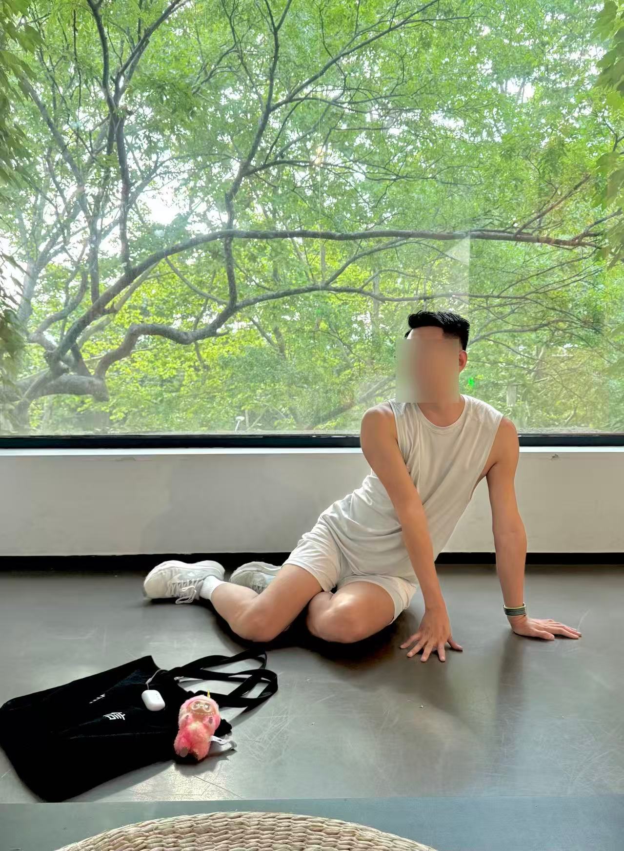 永远超前 她没有我会摆。比较僵硬的肢体。 