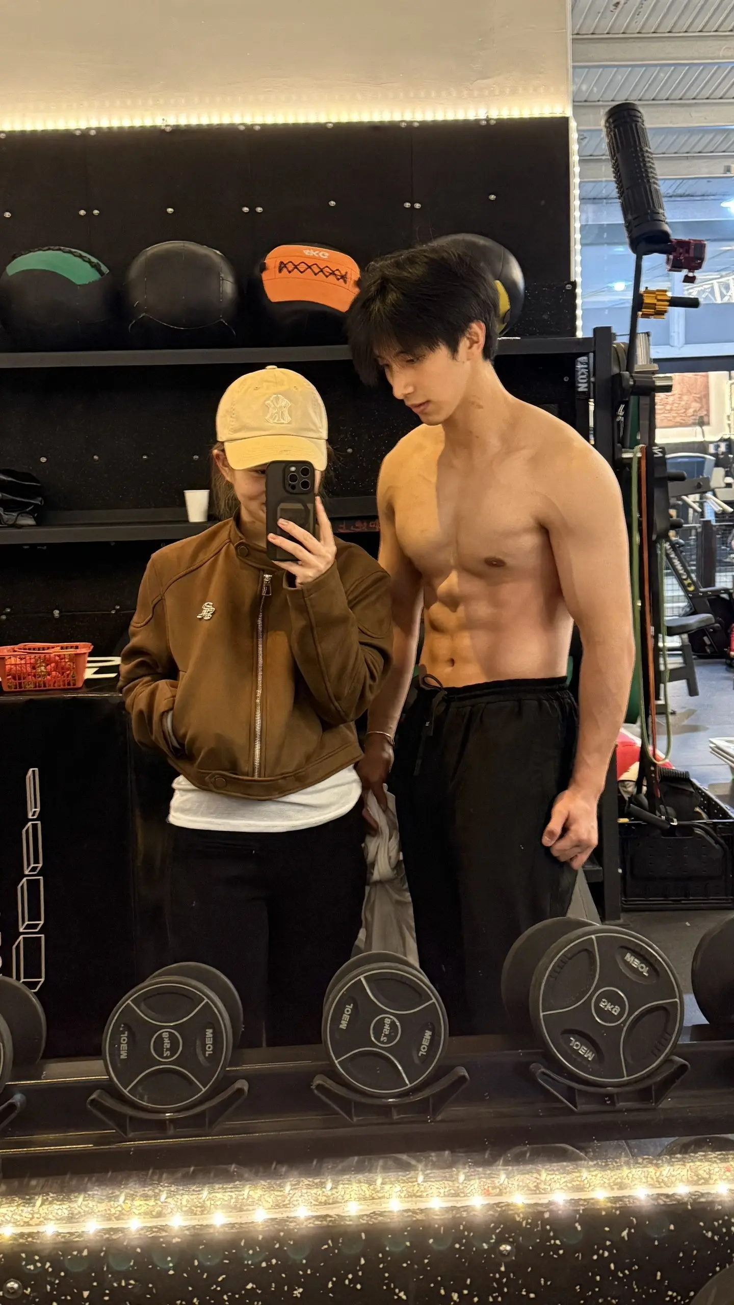 在健身房被脱衣肌肉男被迫锻炼苹果肌了
