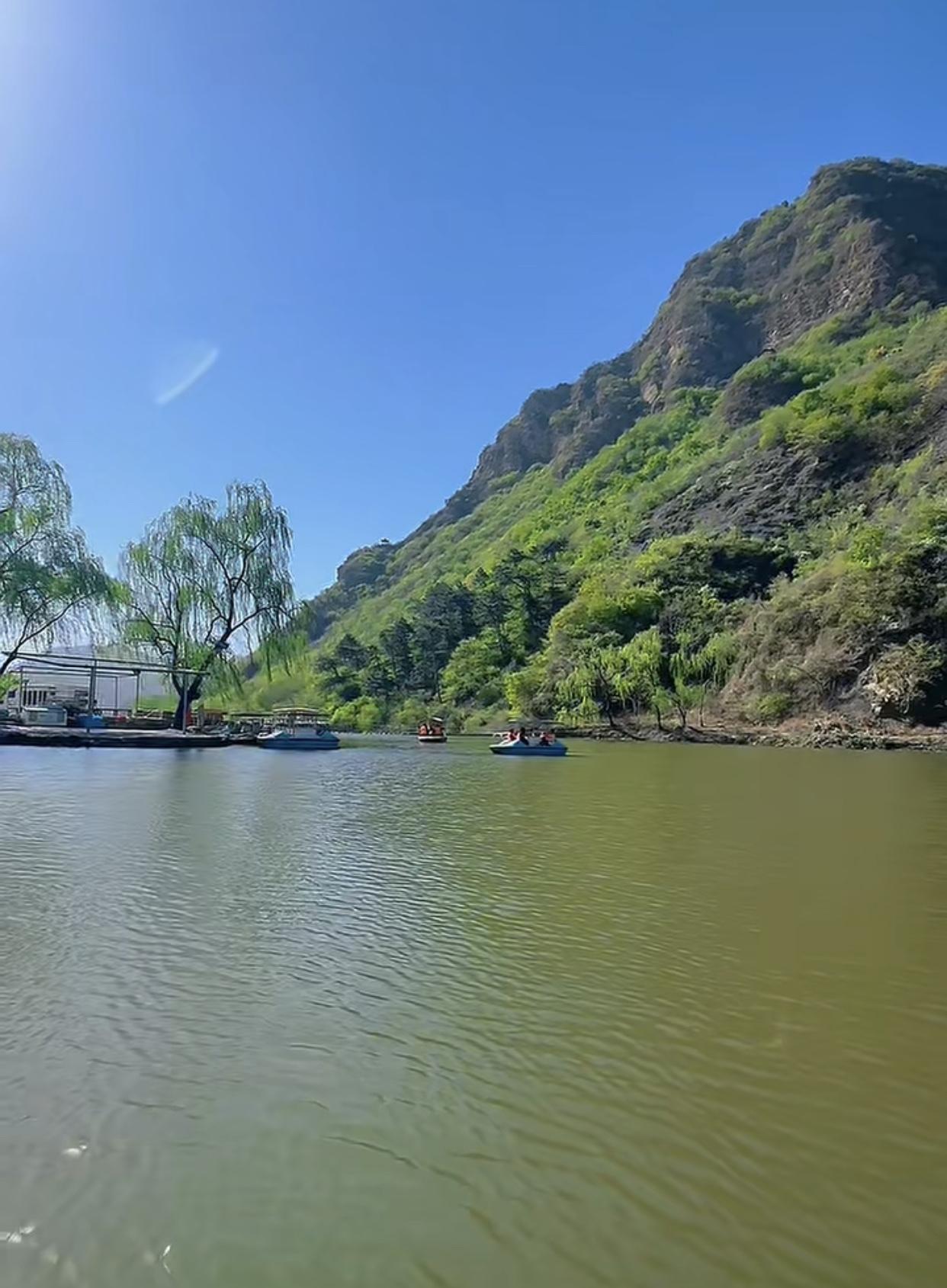 上联：风吹雾散青山秀，下联如何对对，日暖烟轻翠柳新。