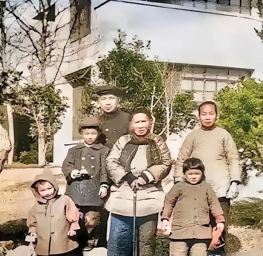 这张照片拍摄于50年代，开国大将与阔别23年没有见面的儿见面时的照片，开国大将为