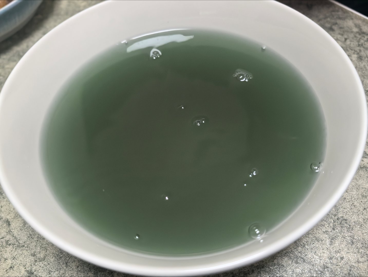 给刚出差回来的人龙做一份爱心甜汤，等半天也不见他喝一口，是舍不得喝吗？一定是的。