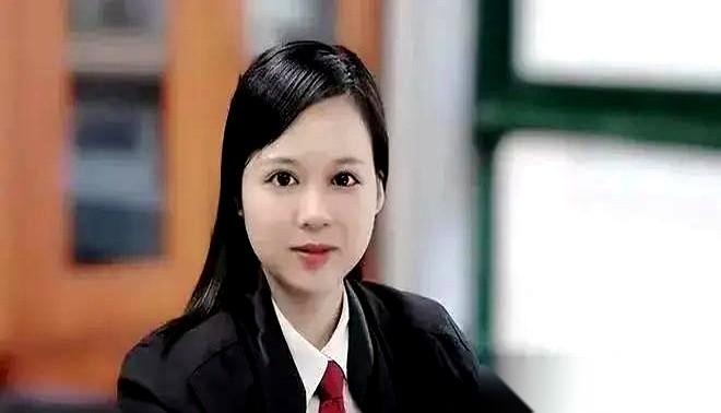 [太阳]前阵子那个在国外闹得最凶，天天喊着“越制裁我越反华”的深圳前女律师，现在