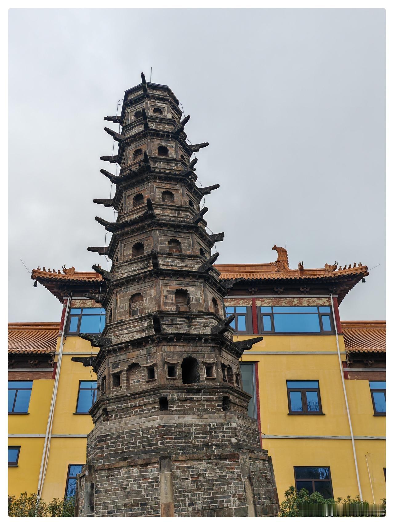 登上方山，是为了再次看一眼那一角斜塔。山不高，路径也平缓，远远地，便望见那黄墙黛