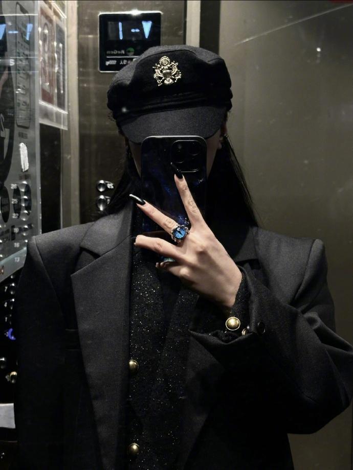 当你心软想去心疼他的时候，顺便也想想，他对你不闻不问，不冷不热，说出的话像刀子一