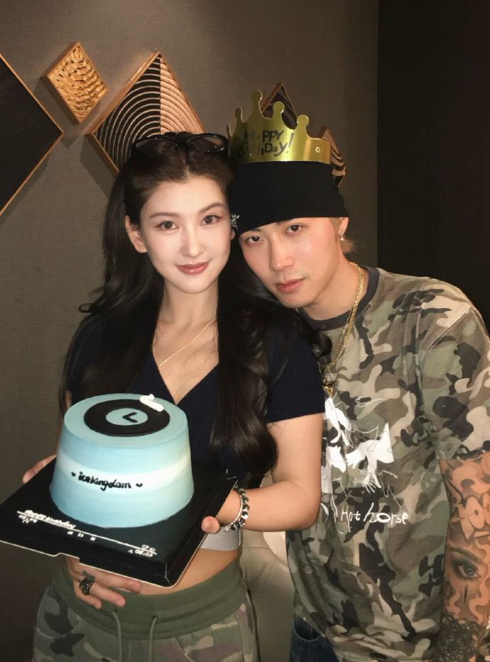 又幸福了！ICE女友给ICE过30岁生日！ICE