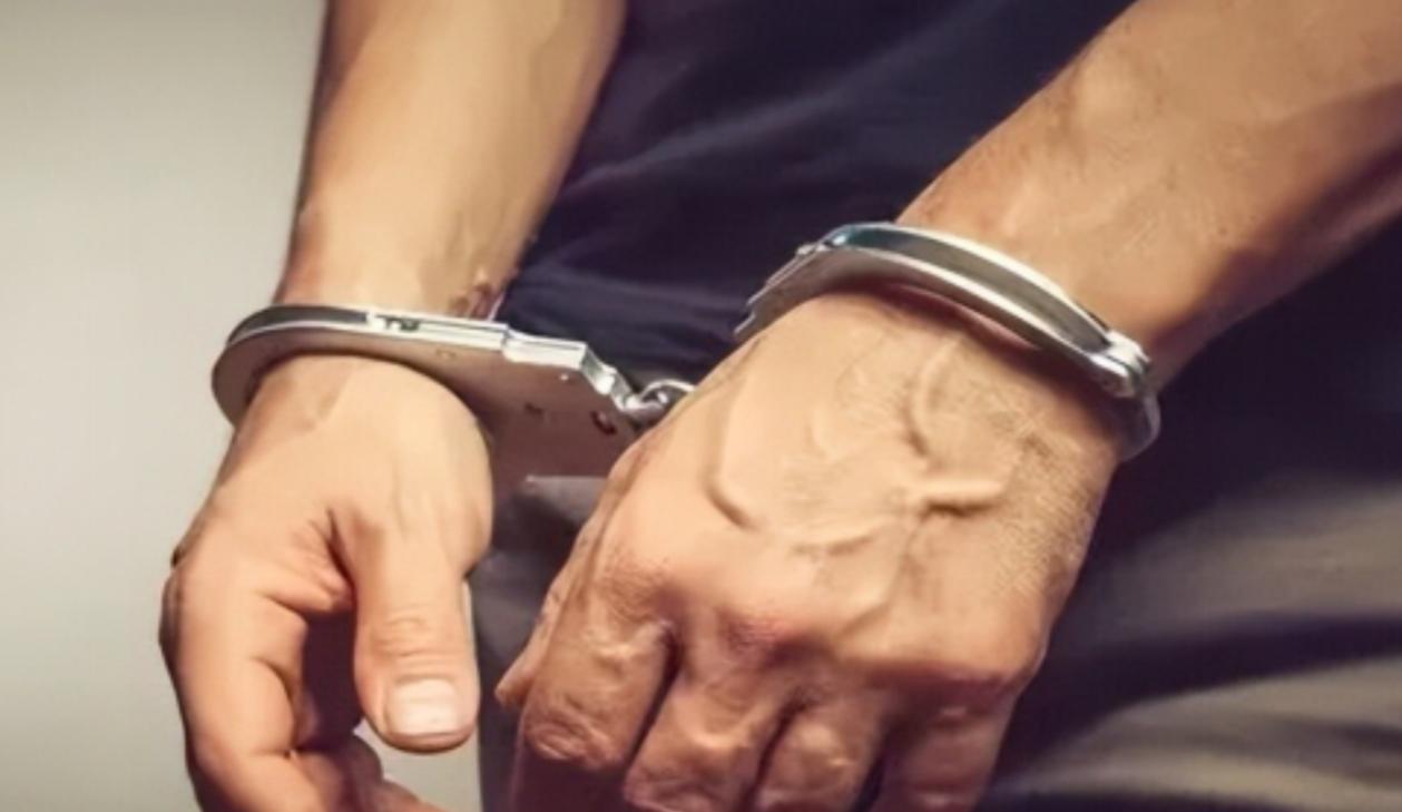 湖南常德，一60多岁男子多次找失足女交易后，嫌这样太费钱了，于是干脆找来个40多
