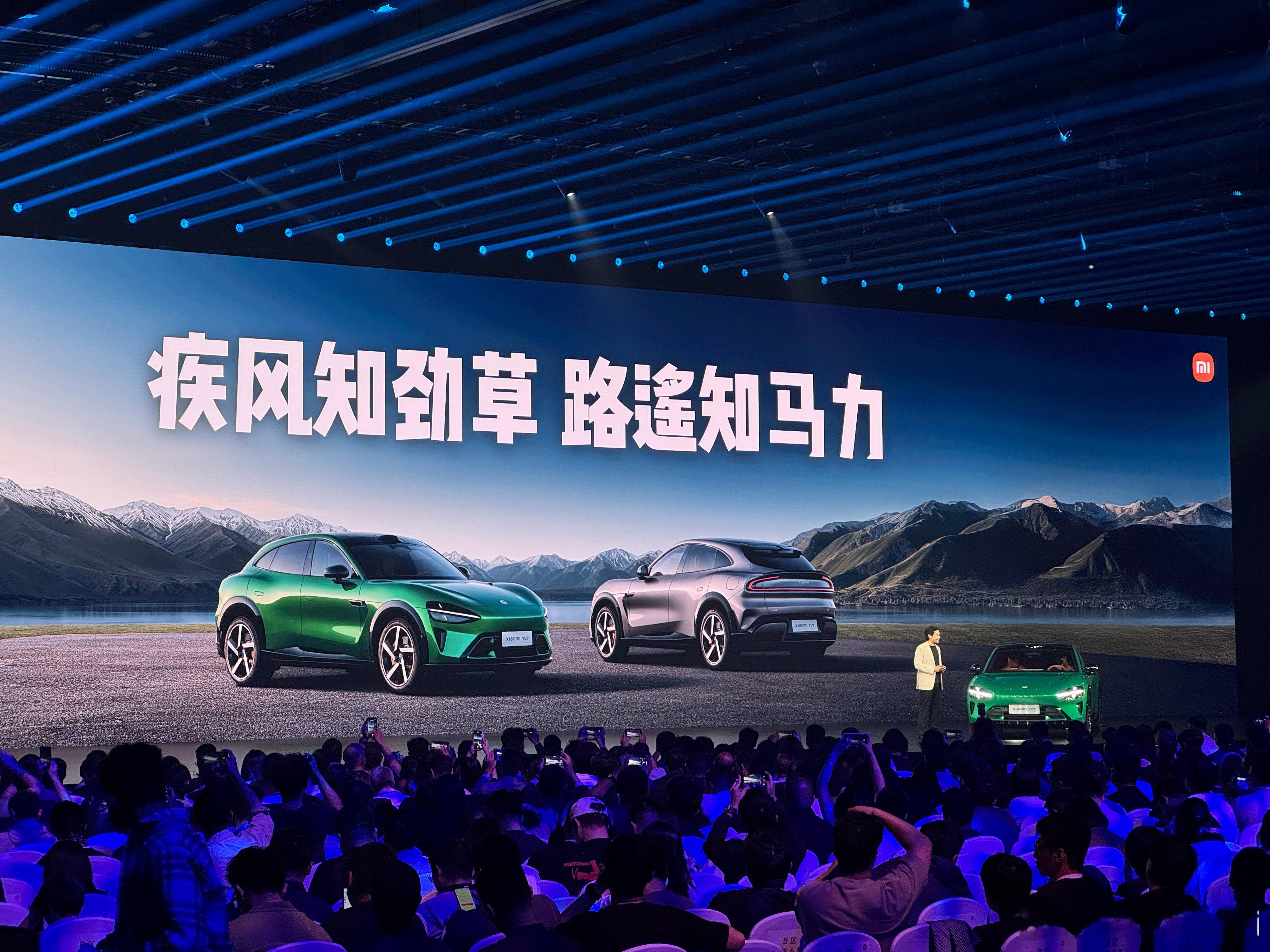 小米YU7，几个重点，全系标配小米全景天际屏全景显示，全系标配激光雷达和700T