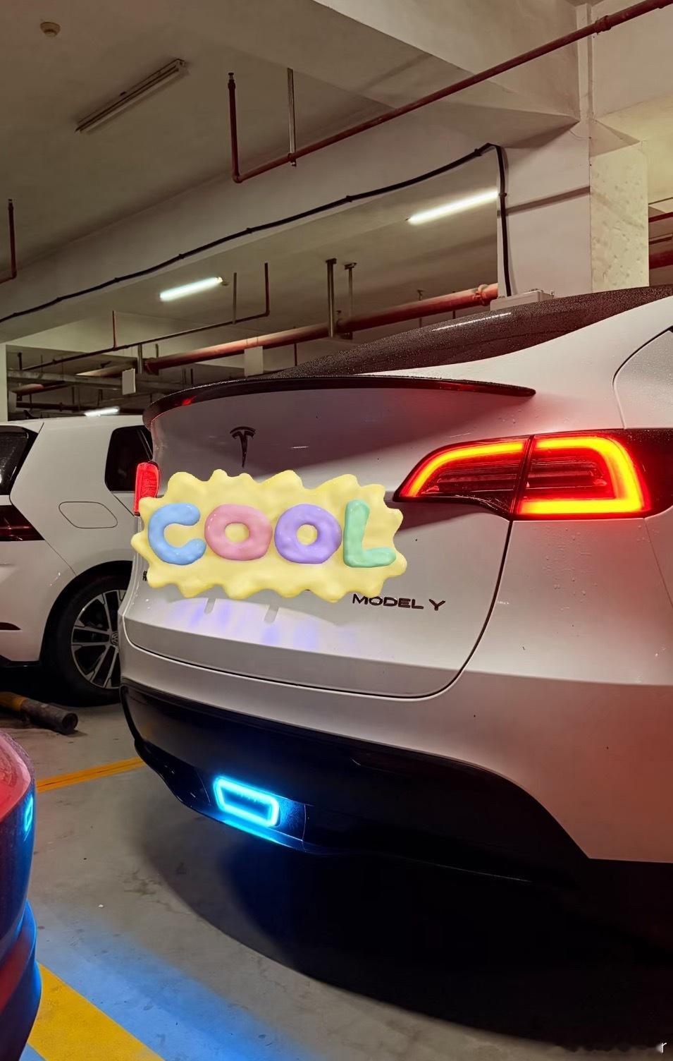 特斯拉车主也喜欢小蓝灯给自己的model Y安装上了 北京