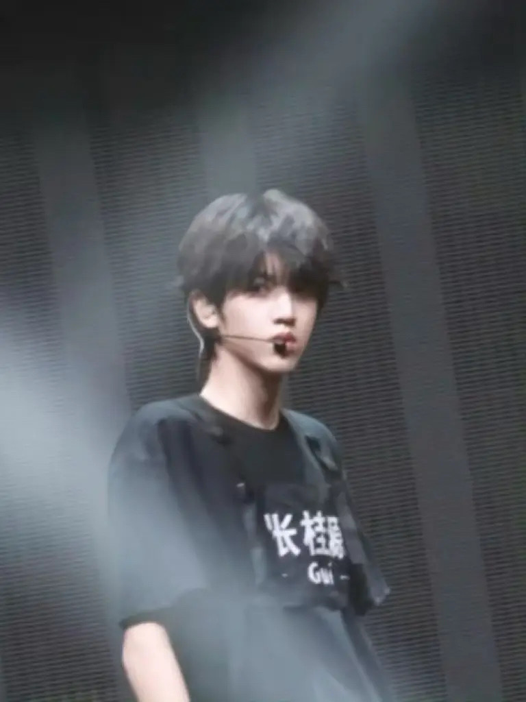 【张桂源】张桂源荣耀之战彩排素颜 张桂源荣耀之战彩排路透，是素颜出镜噢。