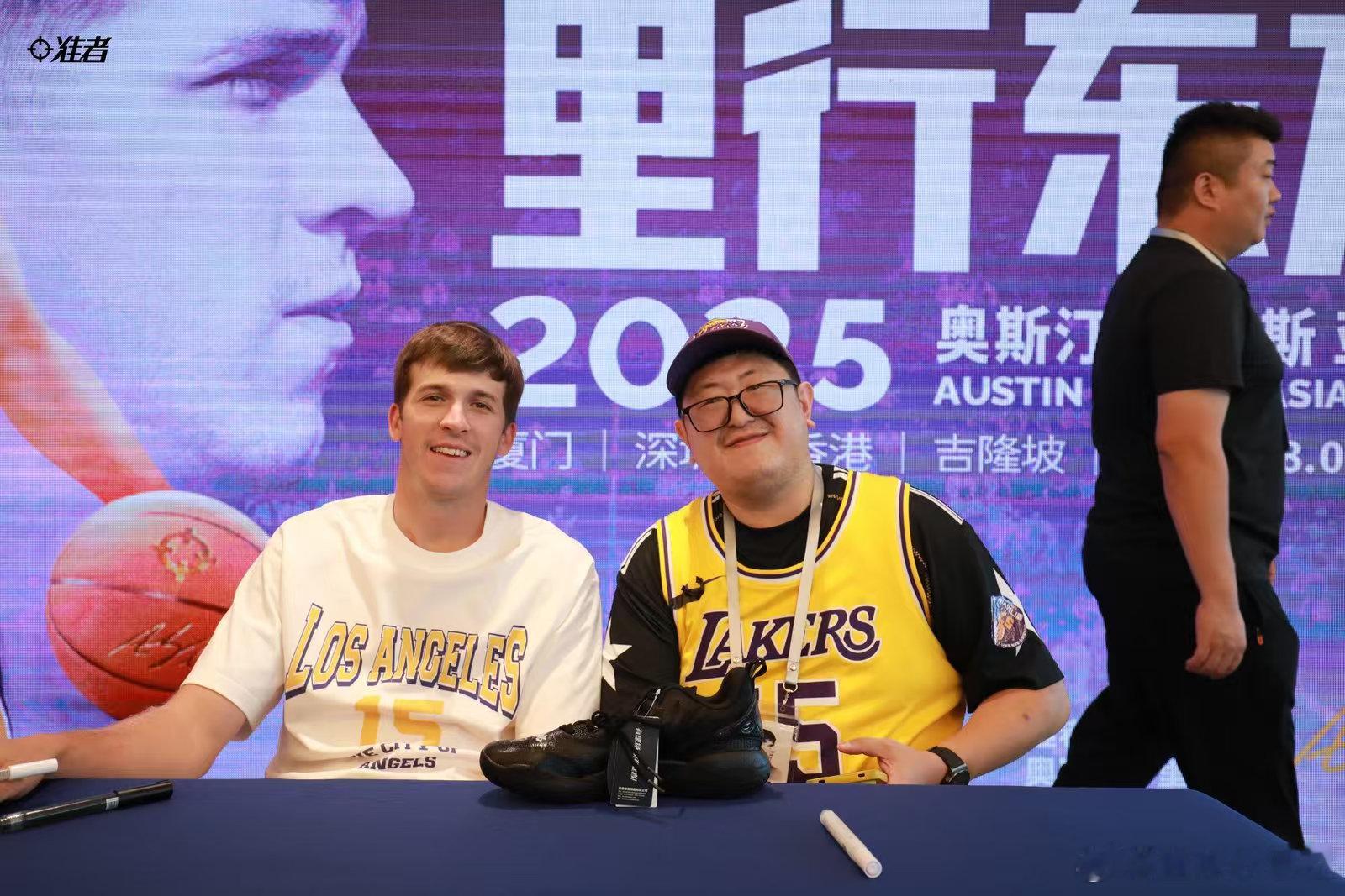 十分感谢准者和准者林总  这次邀请来到厦门！这是在活动中不但近距离和里夫斯交流，