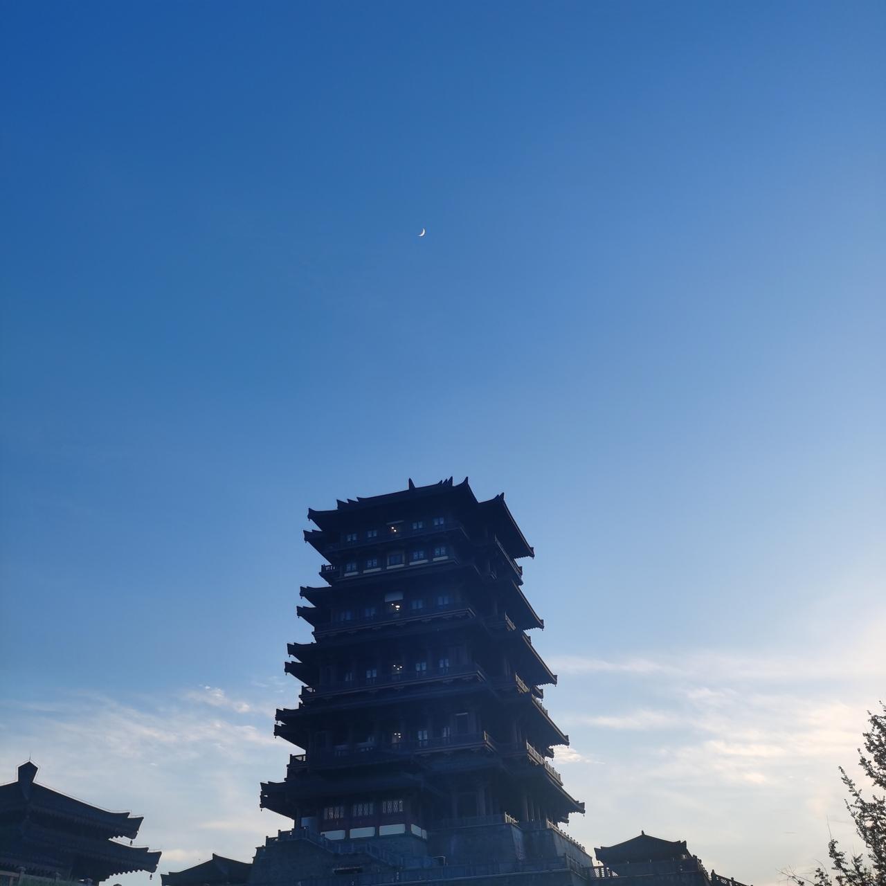 一轮弯月，一抹夕阳，可想而知这里多好的空气，好久没有见到这边清澈的弯月了