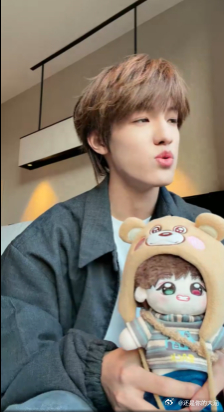 张泽禹突袭直播 这场突袭直播真的全程无尿点，张泽禹反应快又有梗，氛围轻松欢乐，不