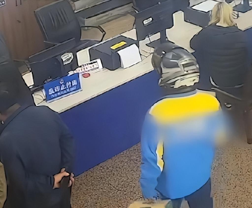 重庆沙坪坝一快递小哥察觉货物异常，快递小哥："说是邮寄的水果，我闻到箱子里没有水