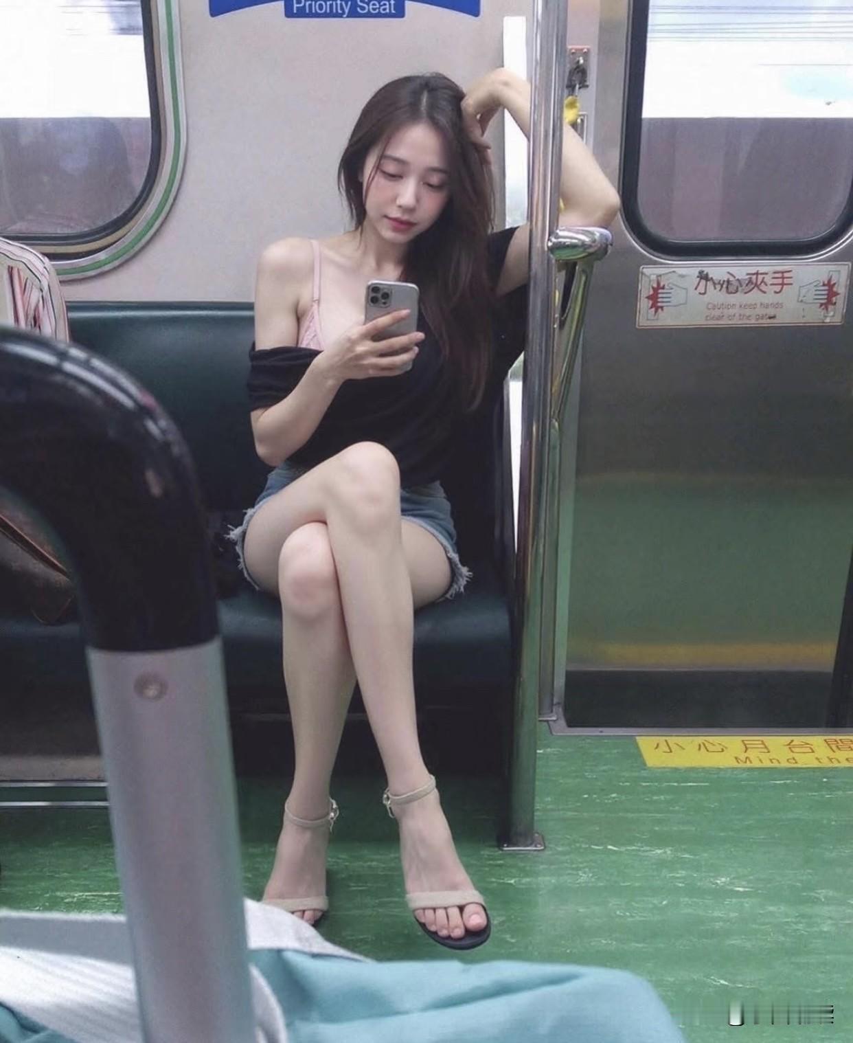 昨天上班，在地铁里遇到一位小仙女，真的有一种仙气飘飘的样子！