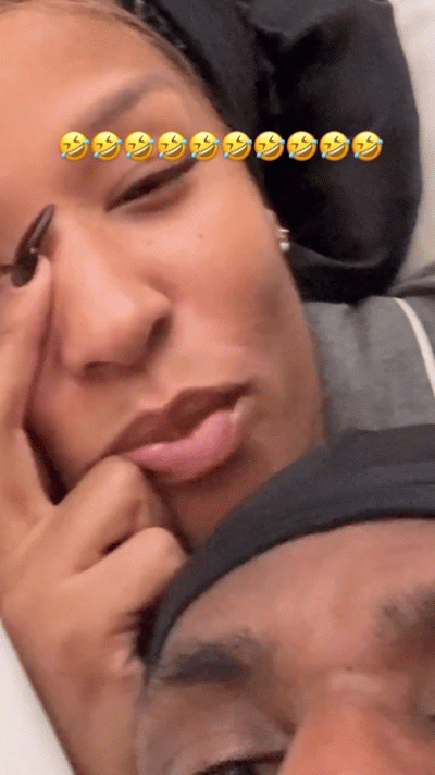 美国时间今天是西方传统的情人节！湖人球星詹姆斯发社交媒体！晒出他和妻子萨瓦娜躺在