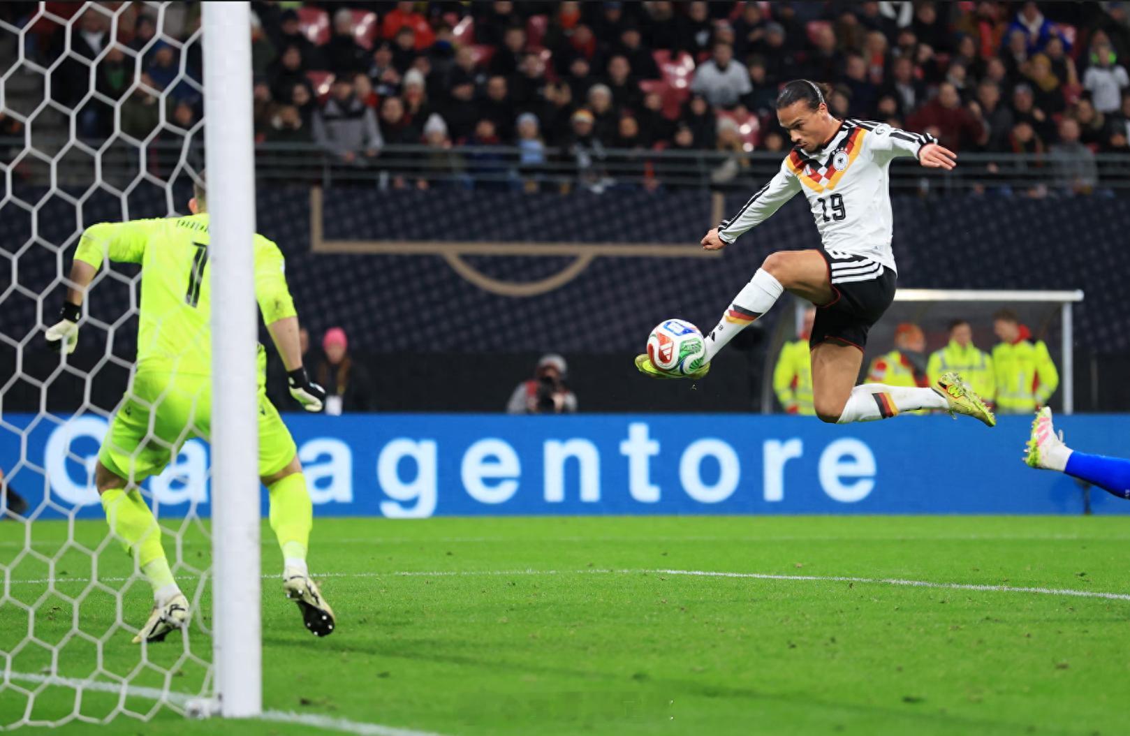 世界杯欧洲区预选赛A组末轮，德国队主场6-0大胜斯洛伐克完成复仇。萨内梅开二度，