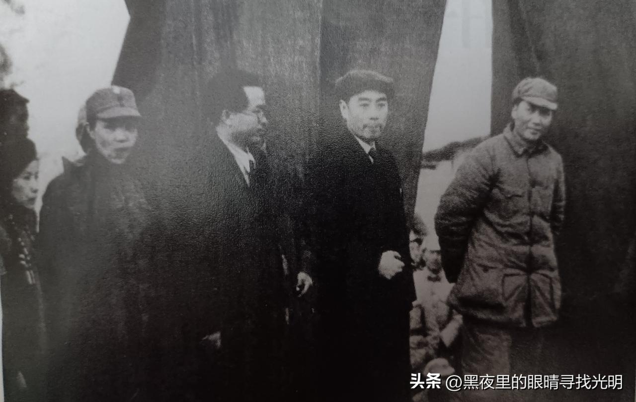 延安1940：毛泽东、周恩来欢迎任弼时回国

这张老照片虽然拍摄得不甚清楚，但却