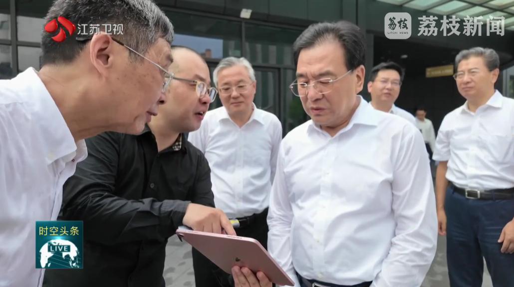 8月13日，江苏省领导在南京调研城市工作。