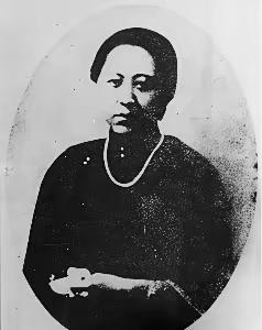 1928年，张作霖被炸得血肉模糊，临死时最想见的是五姨太寿懿，遗愿未遂。

死后