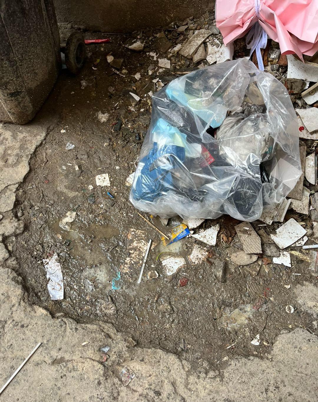 盐城市滨海县中市路三爱商住楼，楼下车库门前多家饭店长期将餐厨油污污水，流到到车库