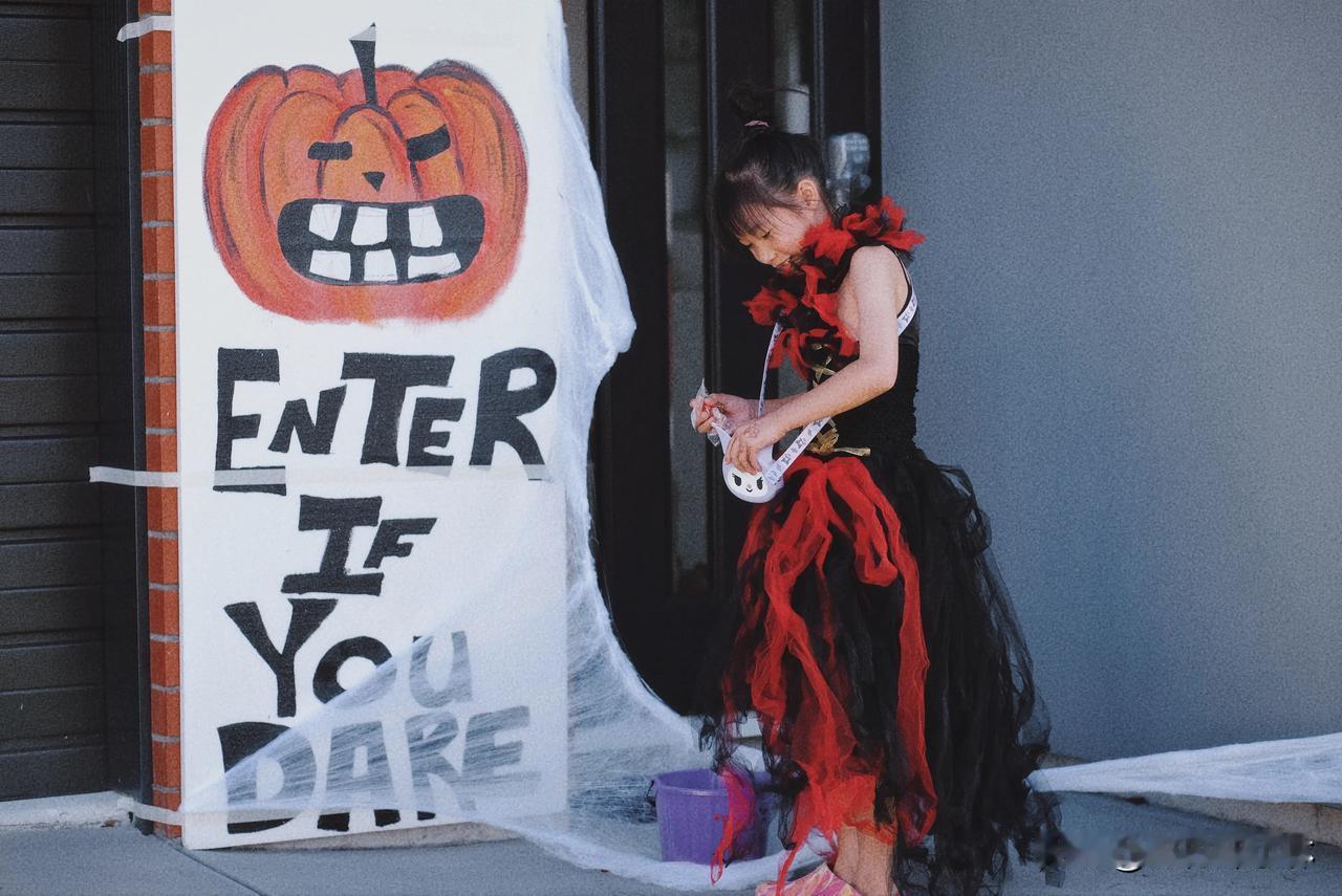 今天Halloween🎃，林林第一次在新西兰参与万圣节👻

孩子们都特意打扮