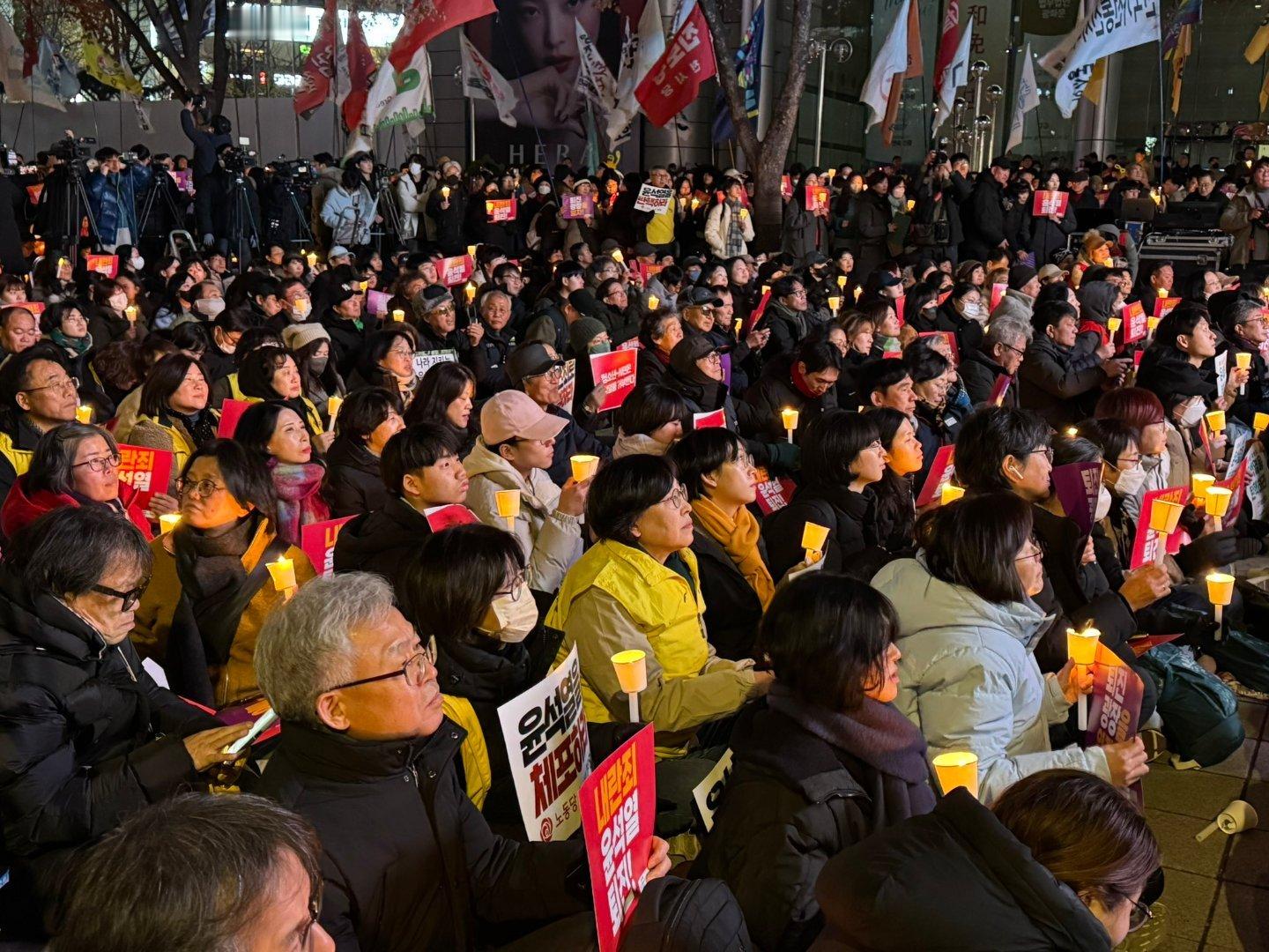 韩国警方开始调查尹锡悦涉内乱罪  韩国汉城（首尔）光化门、国会大厦等地发生了大规