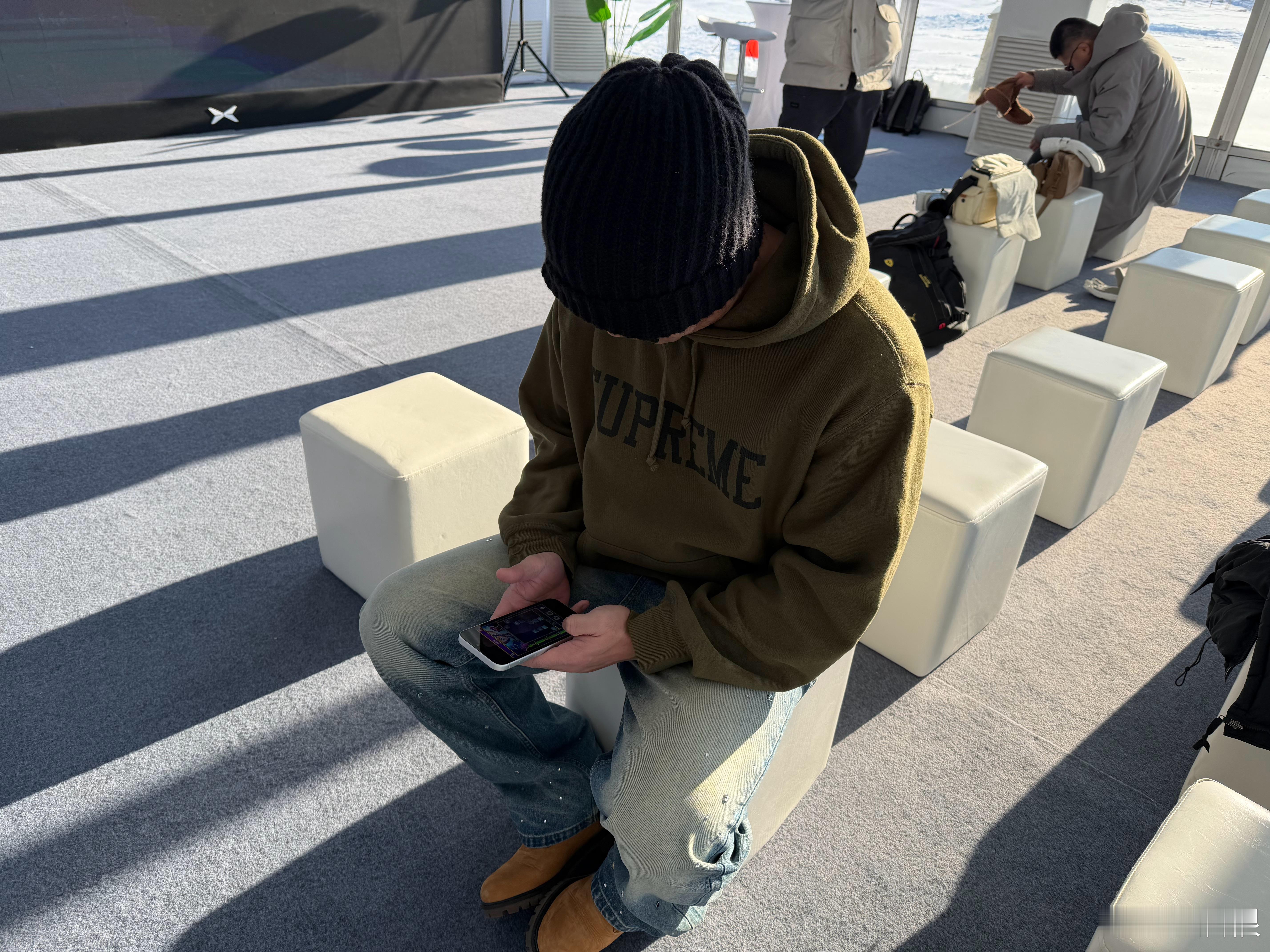 怎么戴帽子了不是头发能保暖吗