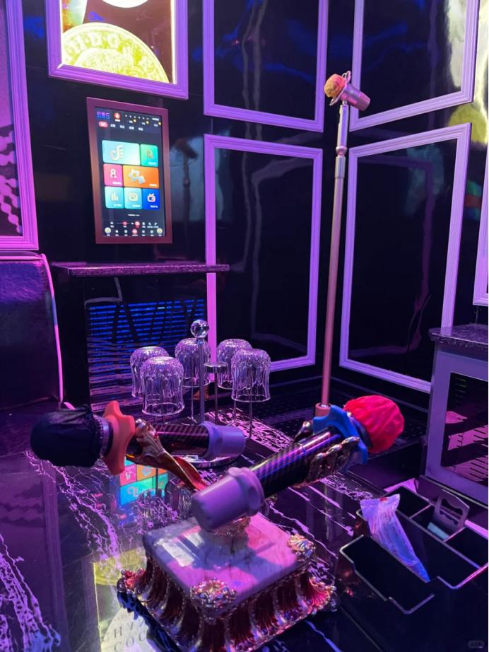 太心酸了！昨天晚上跟6个朋友去KTV玩，上厕所时，看到了一个服务员有点熟悉，仔细