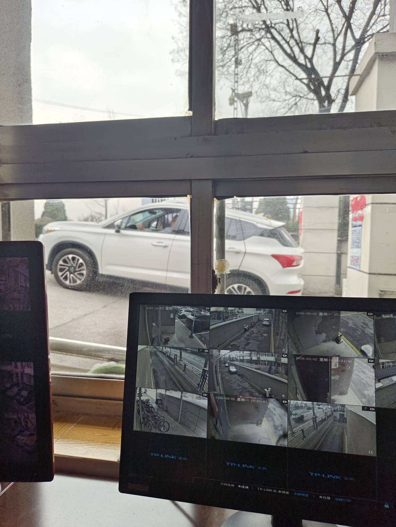 大年十四工作的一天，天气由雪转晴，节日的氛围还在，正常的不能不行，顶班三天，劳碌