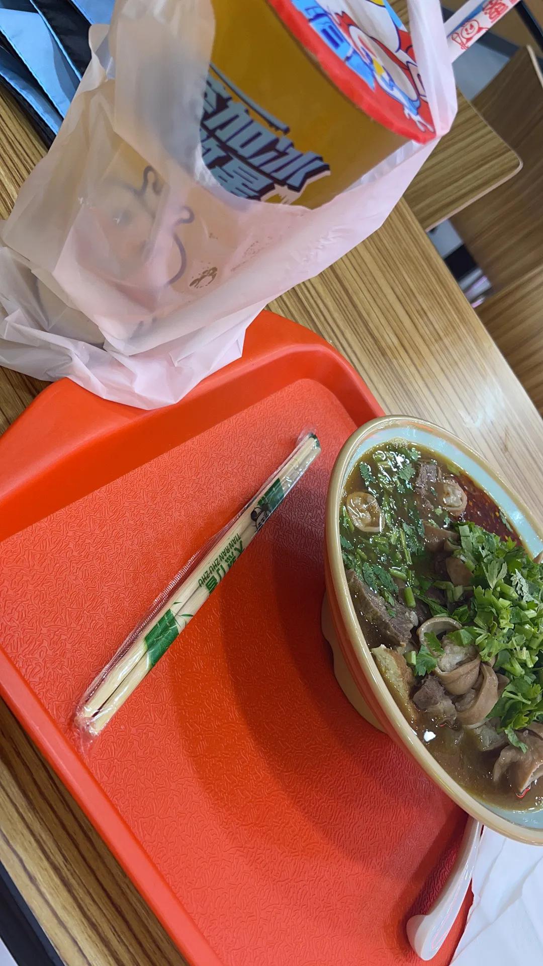 不得不说，卤煮火烧可太太太香了。

就是有点咸。